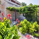 Apartment Seaside Secluded Apartments Cove Skozanje, Hvar - 5713 Gdinj