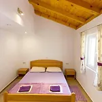 Seaside Secluded Apartments Cove Skozanje, Hvar - 5713 Apartment Gdinj