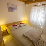 Seaside Secluded Apartments Cove Skozanje, Hvar - 5713 Apartment Gdinj