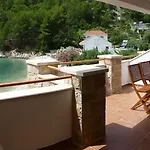 Seaside Secluded Apartments Cove Skozanje, Hvar - 5713 Apartment Gdinj