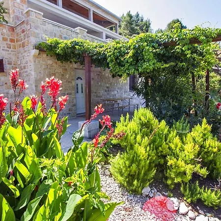 Apartment Seaside Secluded Apartments Cove Skozanje, Hvar - 5713 Gdinj
