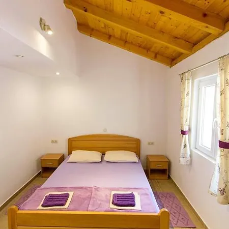 Seaside Secluded Apartments Cove Skozanje, Hvar - 5713 Apartment Gdinj