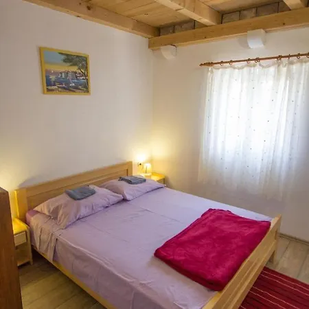 Apartment Seaside Secluded Apartments Cove Skozanje, Hvar - 5713 Gdinj